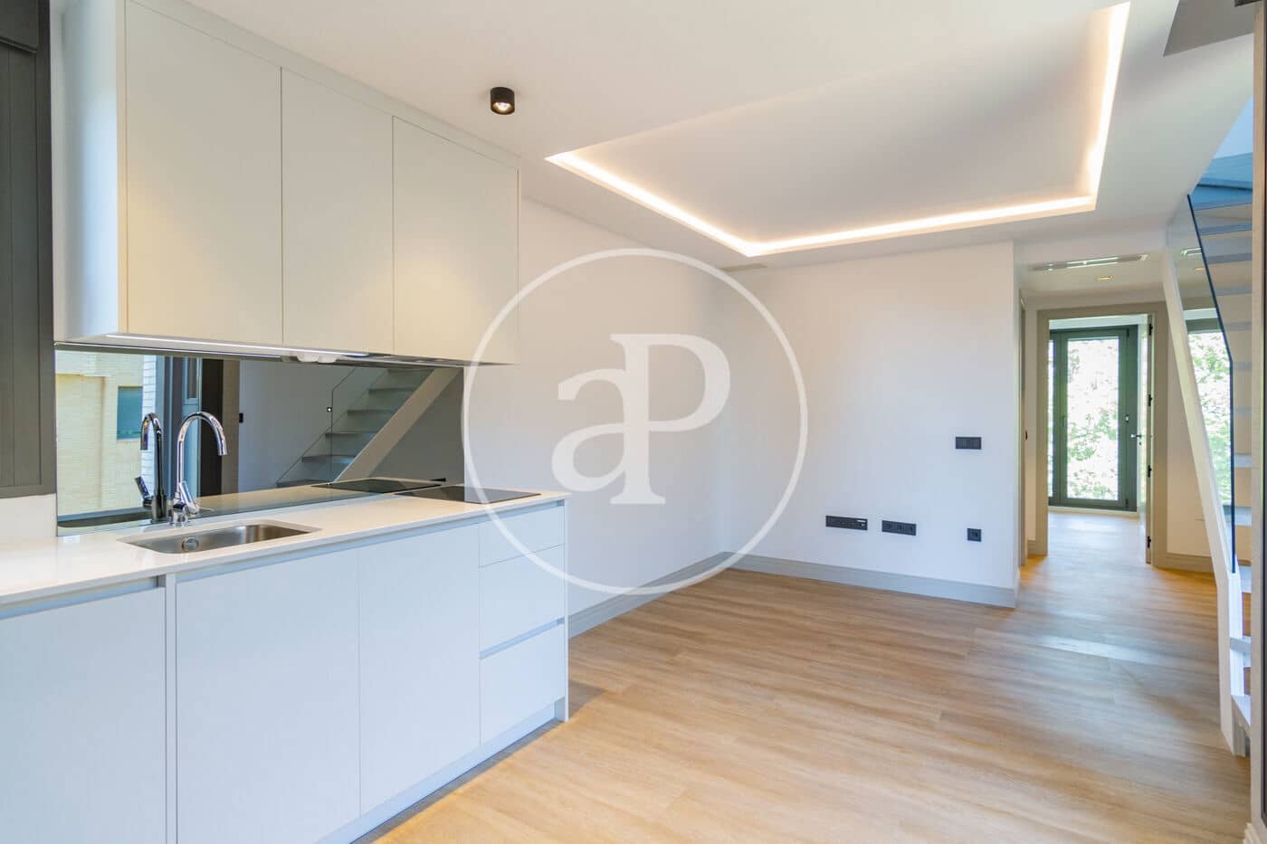 2 bedroom Penthouse for rent in Madrid city with pool garage - € 2,100 (Ref: 8726299)