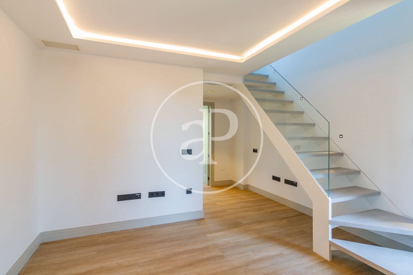 2 bedroom Penthouse for rent in Madrid city with pool garage - € 2,100 (Ref: 8726299)