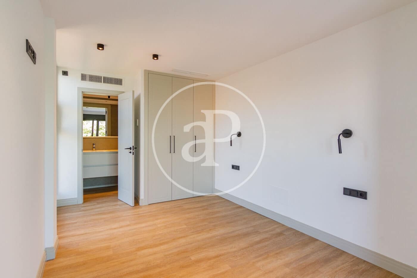 2 bedroom Penthouse for rent in Madrid city with pool garage - € 2,100 (Ref: 8726299)