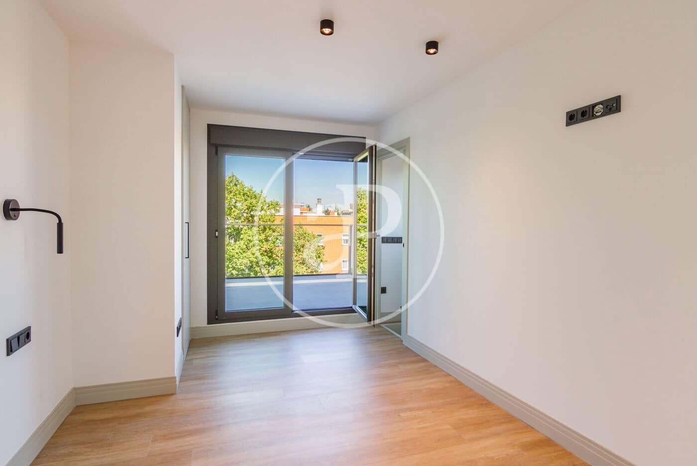 2 bedroom Penthouse for rent in Madrid city with pool garage - € 2,100 (Ref: 8726299)