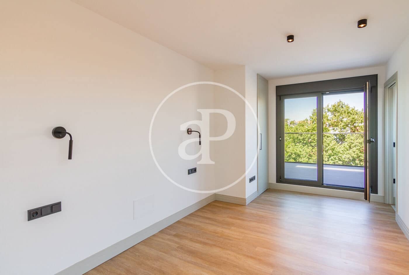 2 bedroom Penthouse for rent in Madrid city with pool garage - € 2,100 (Ref: 8726299)