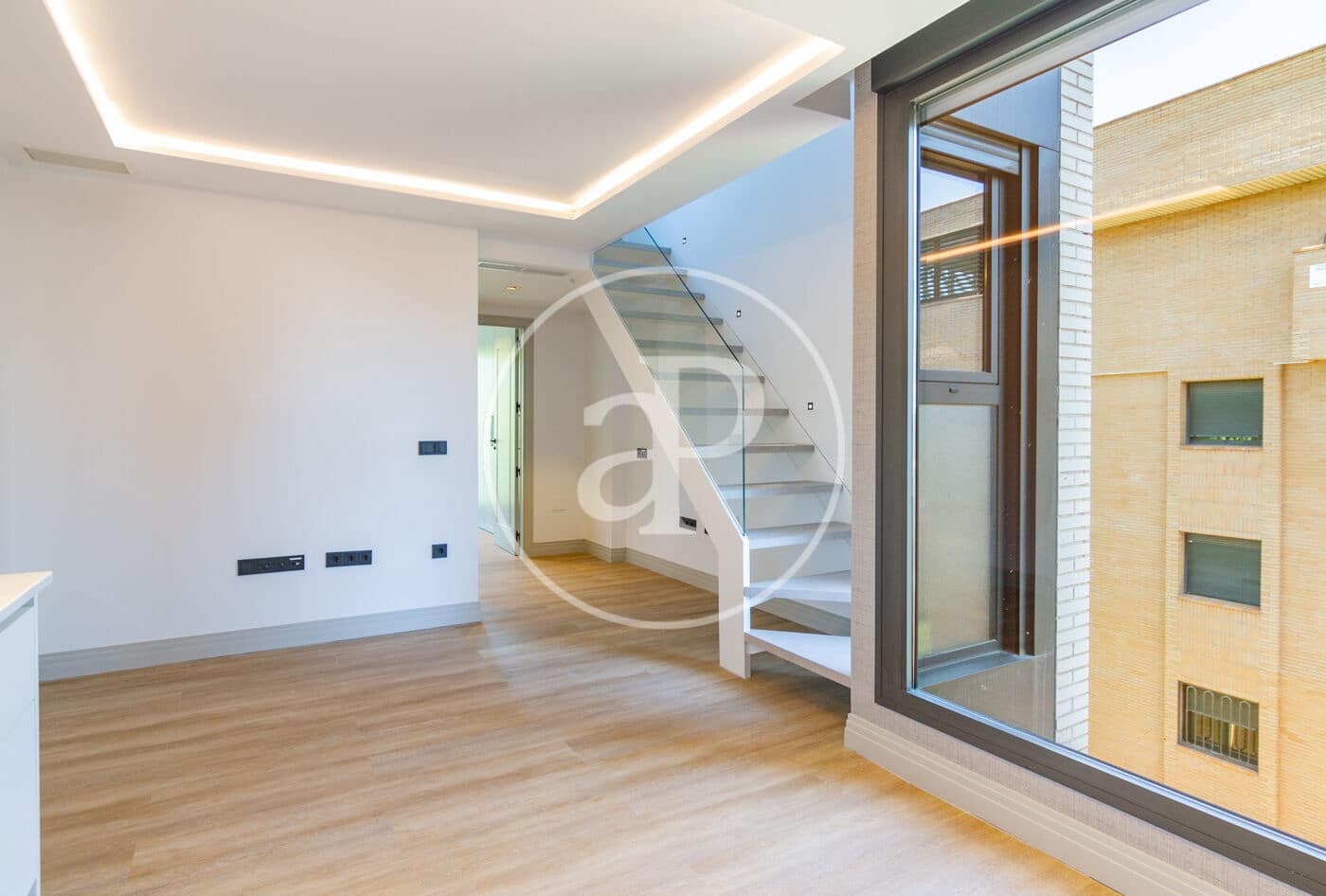 2 bedroom Penthouse for rent in Madrid city with pool garage - € 2,100 (Ref: 8726299)