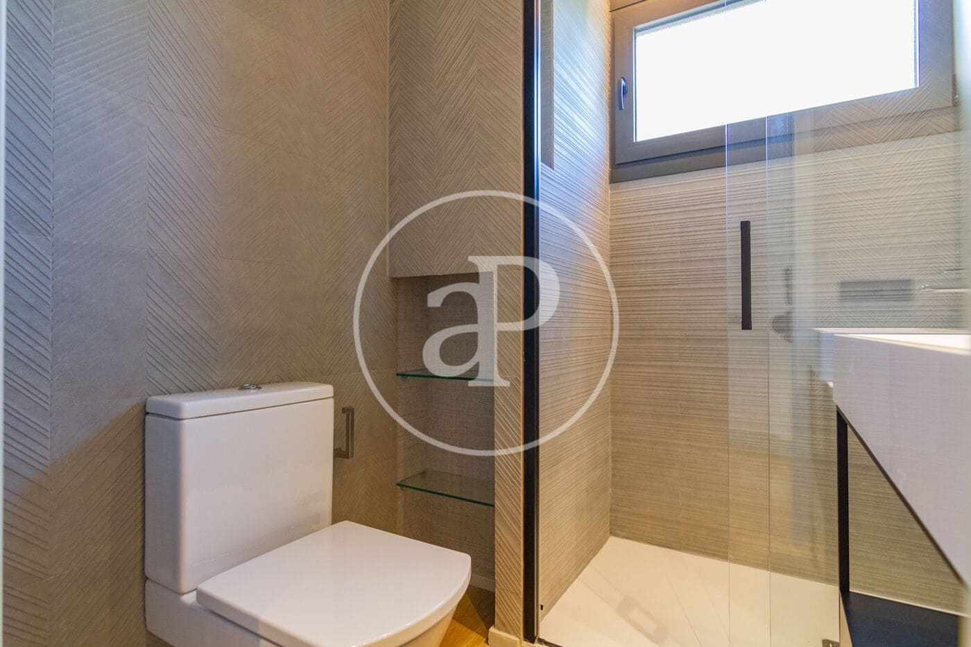 2 bedroom Penthouse for rent in Madrid city with pool garage - € 2,100 (Ref: 8726299)