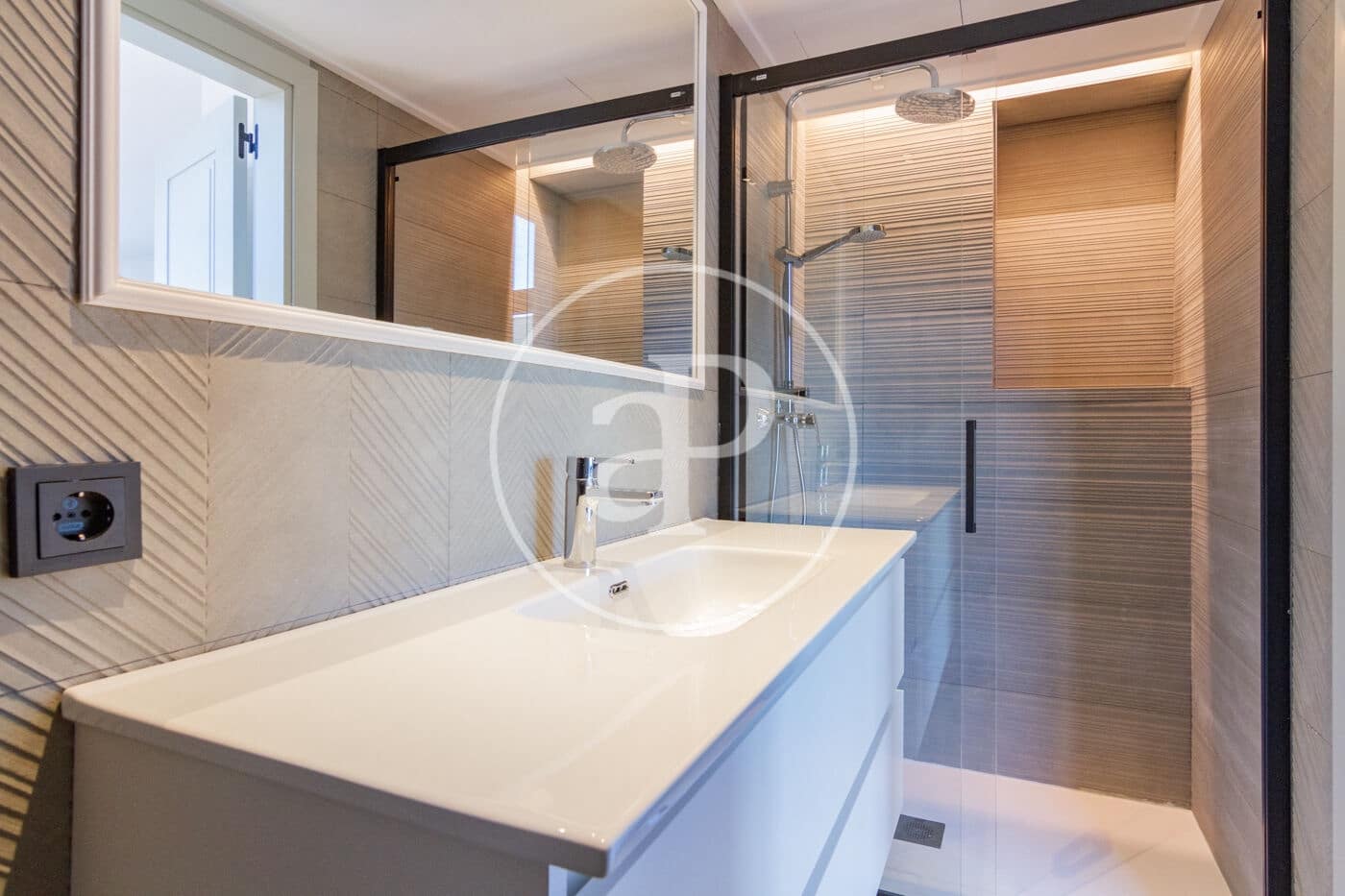 2 bedroom Penthouse for rent in Madrid city with pool garage - € 2,100 (Ref: 8726299)