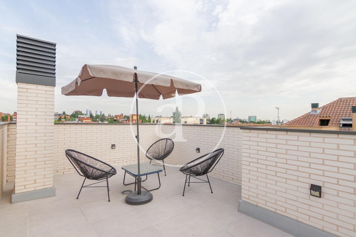 2 bedroom Penthouse for rent in Madrid city with pool garage - € 2,100 (Ref: 8726299)