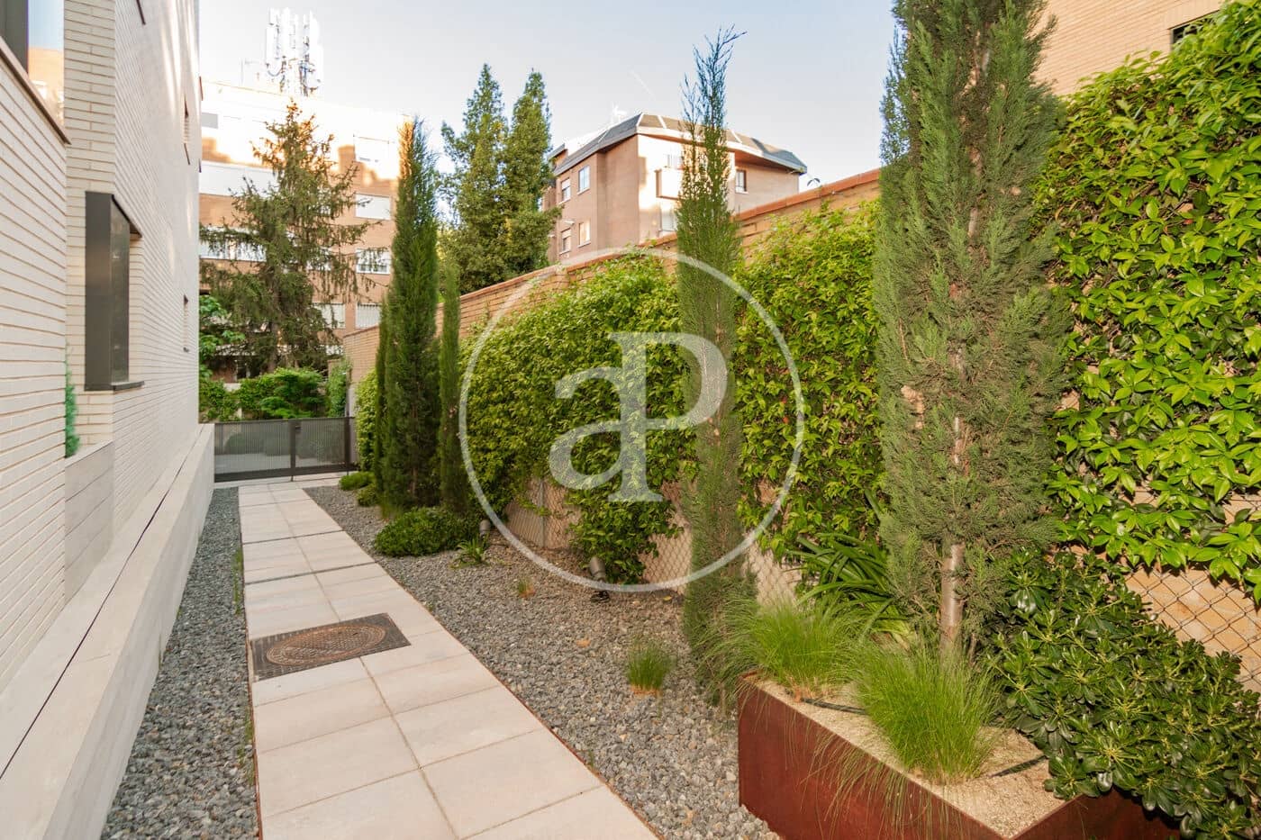 2 bedroom Penthouse for rent in Madrid city with pool garage - € 2,100 (Ref: 8726299)