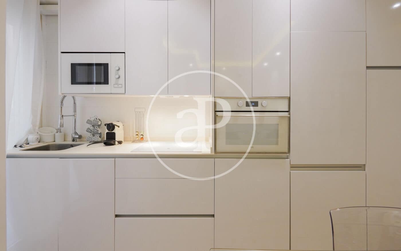 2 slaapkamer Appartement te huur in Madrid stad - € 2.190 (Ref: 8726320)