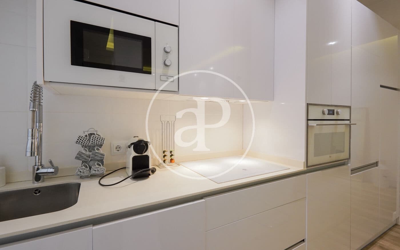 2 slaapkamer Appartement te huur in Madrid stad - € 2.190 (Ref: 8726320)