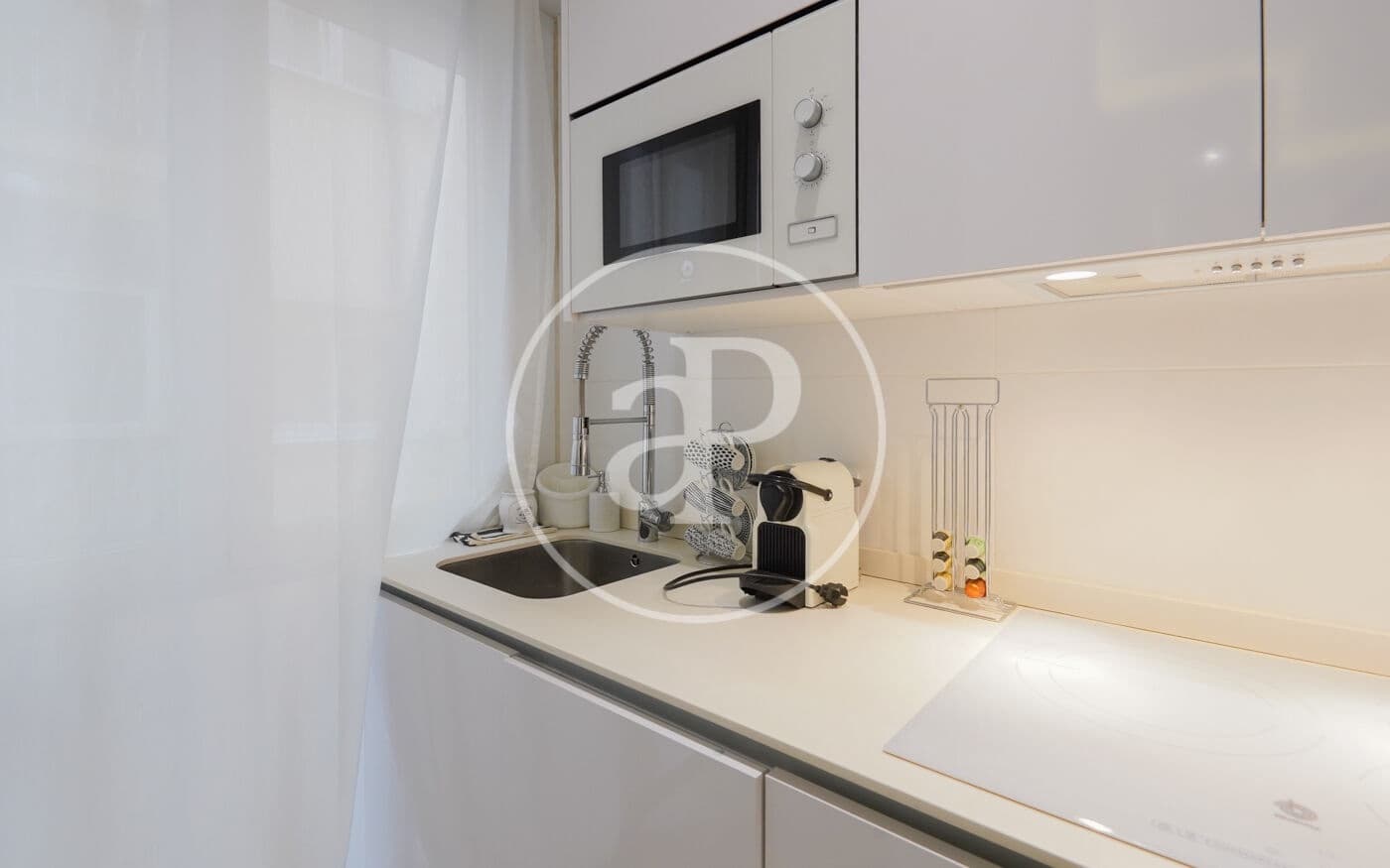 2 slaapkamer Appartement te huur in Madrid stad - € 2.190 (Ref: 8726320)