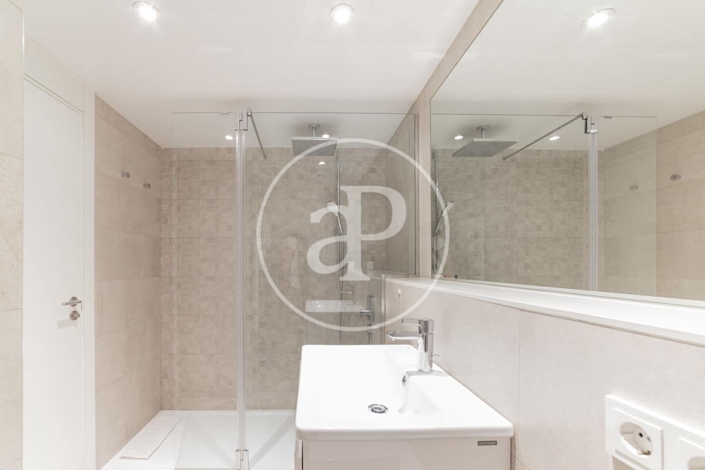 2 soverom Leilighet til leie i Madrid by med svømmebasseng - € 3 700 (Ref: 8726355)