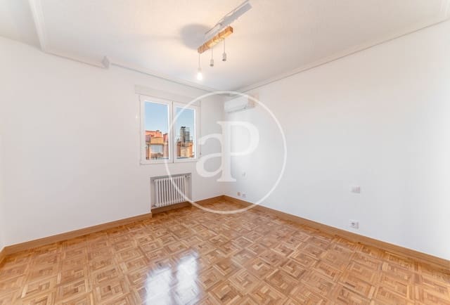 3 soveværelse Lejlighed til leje i Cuatro Caminos, Madrid by med garage - € 3.000 (Ref: 8726367)