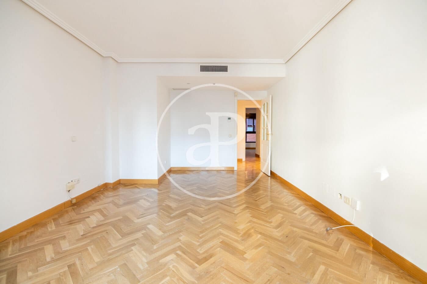 2 soverom Leilighet til leie i Madrid by med svømmebasseng garasje - € 2 200 (Ref: 8726384)