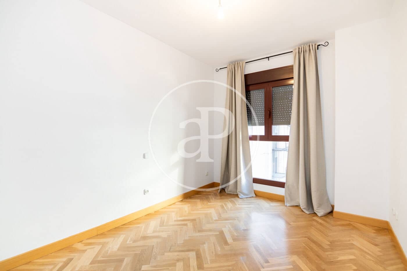 2 soverom Leilighet til leie i Madrid by med svømmebasseng garasje - € 2 200 (Ref: 8726384)