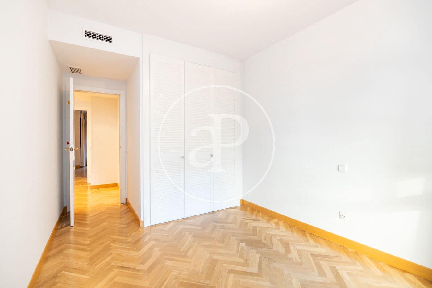 2 soverom Leilighet til leie i Madrid by med svømmebasseng garasje - € 2 200 (Ref: 8726384)