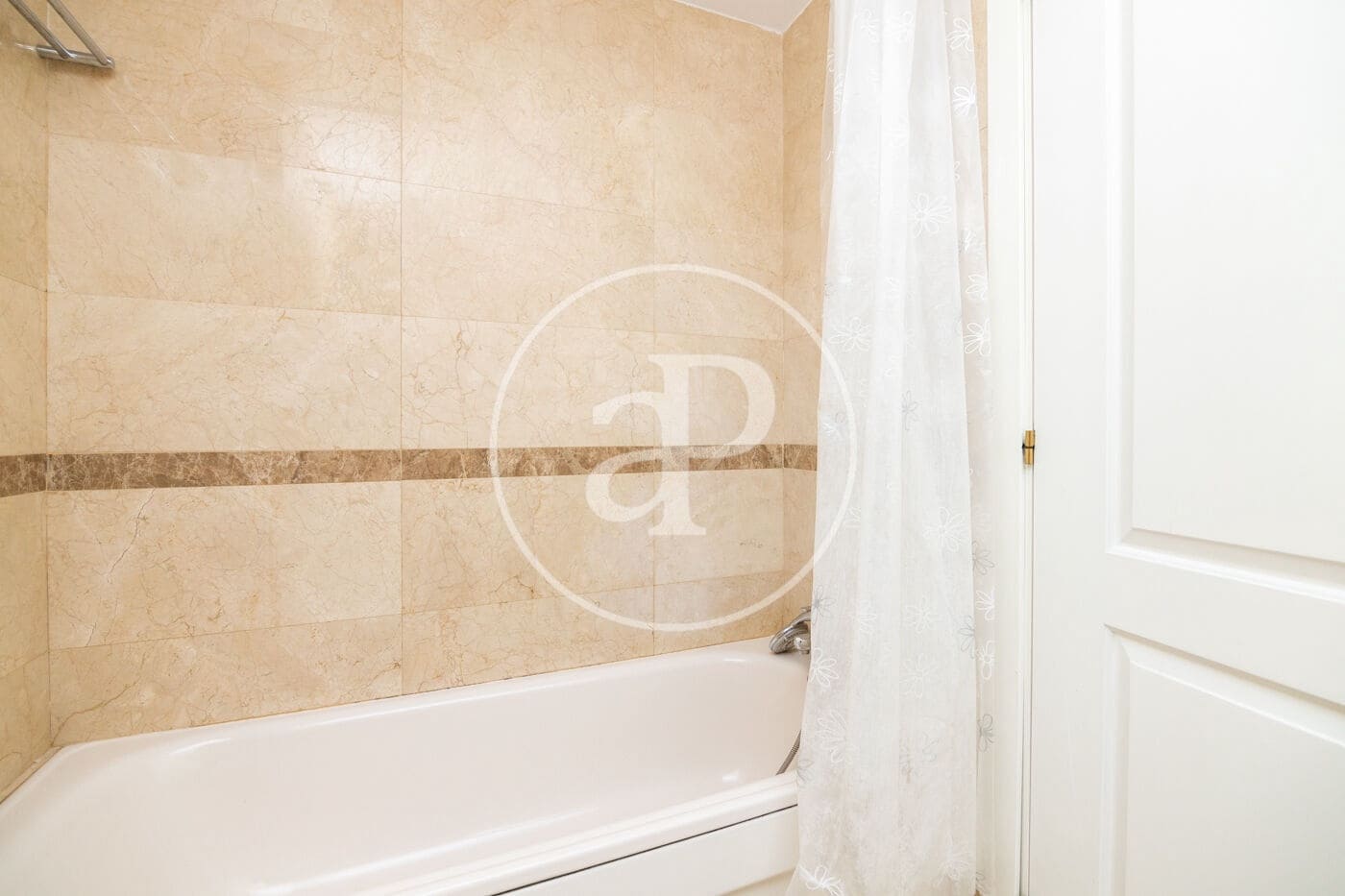 2 soverom Leilighet til leie i Madrid by med svømmebasseng garasje - € 2 200 (Ref: 8726384)