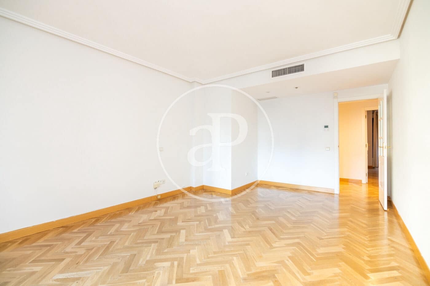 2 soverom Leilighet til leie i Madrid by med svømmebasseng garasje - € 2 200 (Ref: 8726384)