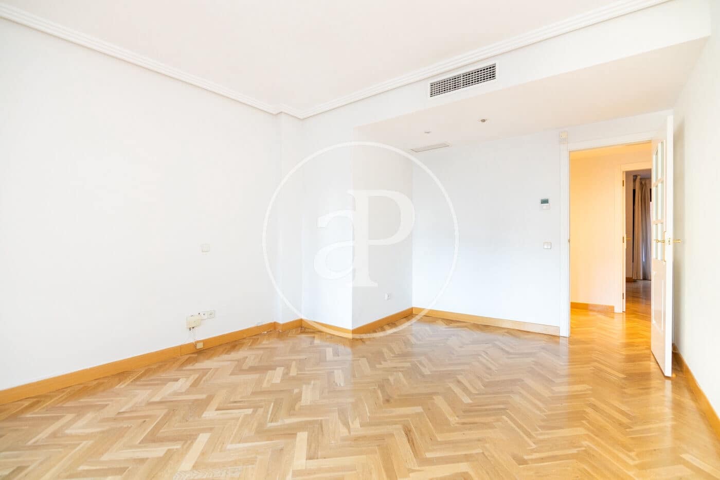 2 soverom Leilighet til leie i Madrid by med svømmebasseng garasje - € 2 200 (Ref: 8726384)