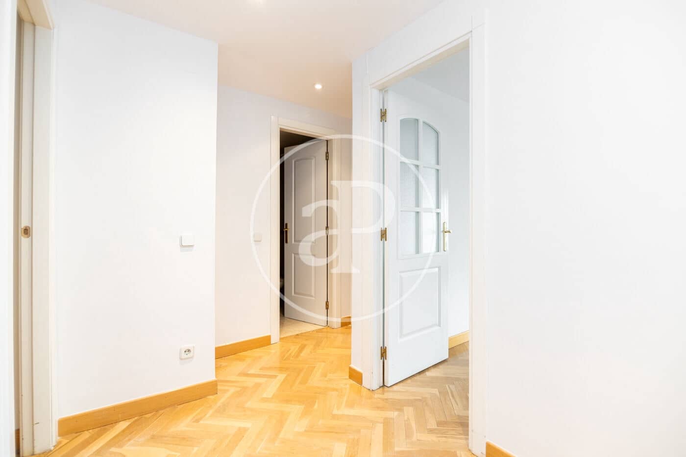 2 soverom Leilighet til leie i Madrid by med svømmebasseng garasje - € 2 200 (Ref: 8726384)