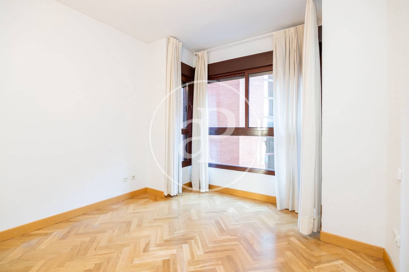 2 soverom Leilighet til leie i Madrid by med svømmebasseng garasje - € 2 200 (Ref: 8726384)