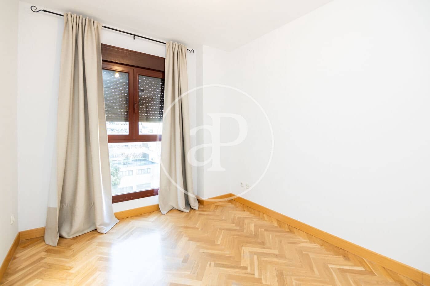 2 soverom Leilighet til leie i Madrid by med svømmebasseng garasje - € 2 200 (Ref: 8726384)