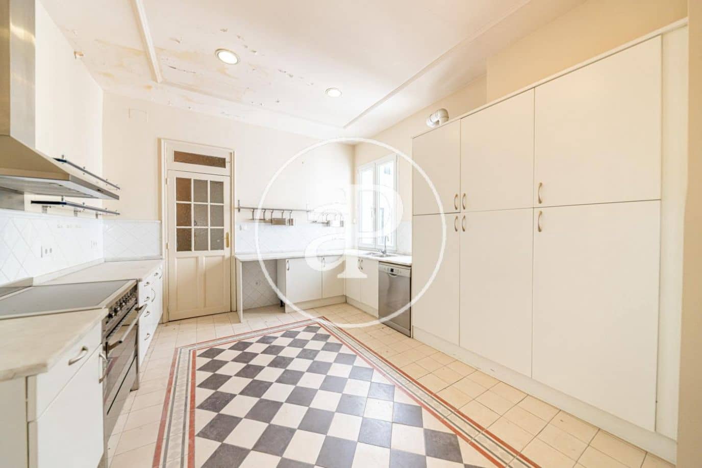 5 soveværelse Lejlighed til leje i Madrid by - € 15.000 (Ref: 8726419)