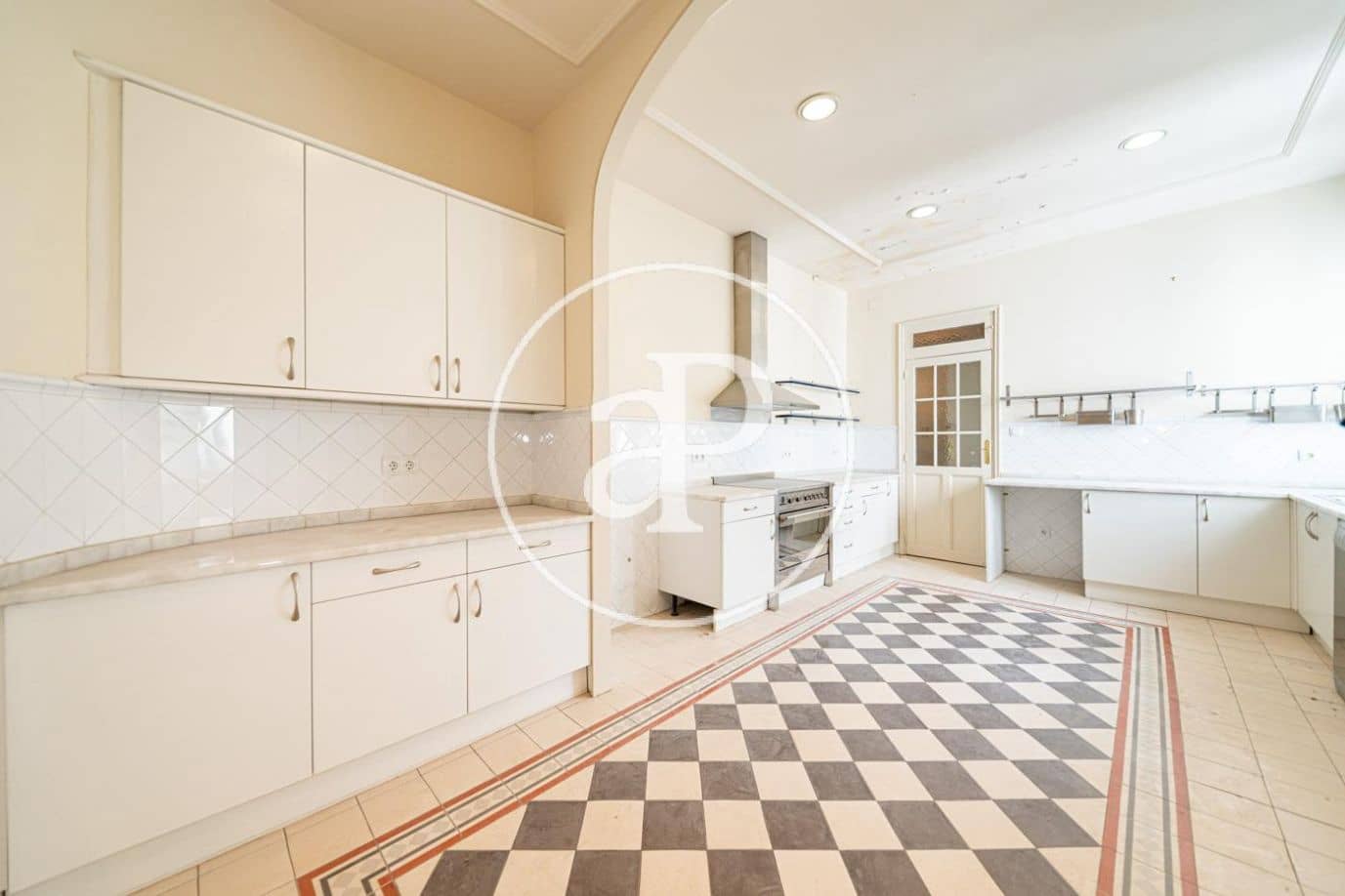 5 soveværelse Lejlighed til leje i Madrid by - € 15.000 (Ref: 8726419)