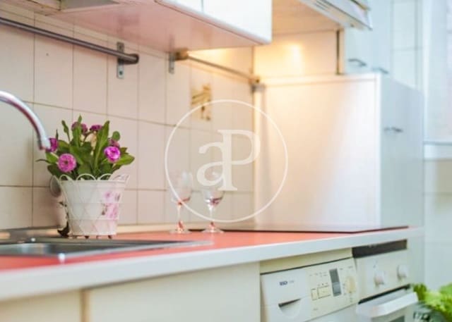 Appartement de 2 chambres à louer à Embajadores, Madrid ville - 2 000 € (Ref: 8726423)