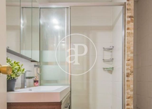 Appartement de 2 chambres à louer à Embajadores, Madrid ville - 2 000 € (Ref: 8726423)