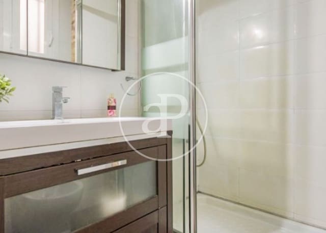 Appartement de 2 chambres à louer à Embajadores, Madrid ville - 2 000 € (Ref: 8726423)