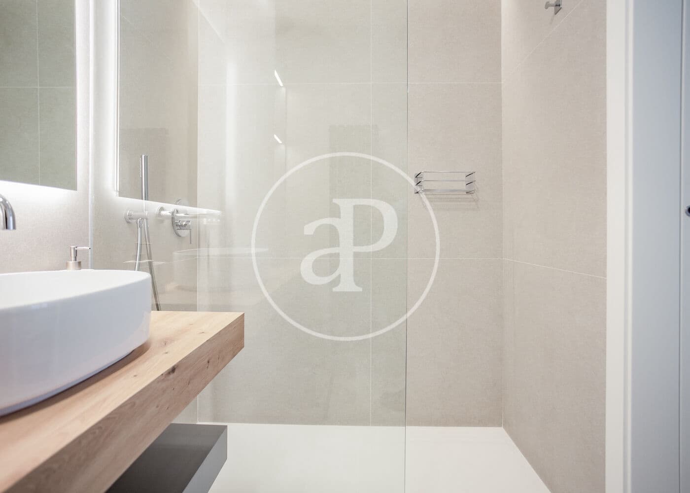 3 soveværelse Lejlighed til leje i Madrid by - € 7.800 (Ref: 8726437)