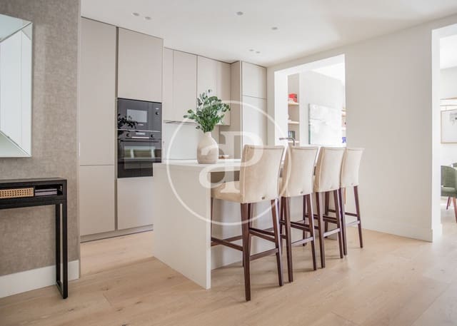 3 soveværelse Lejlighed til leje i Recoletos, Madrid by - € 7.800 (Ref: 8726437)