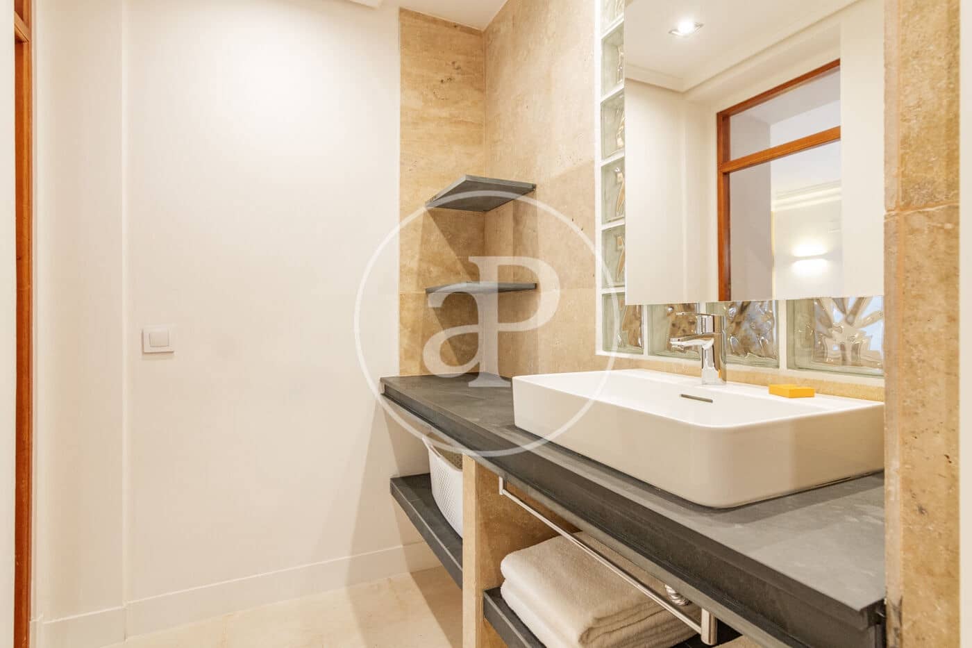 1 quarto Apartamento para arrendar em Madrid cidade - 2 340 € (Ref: 8726470)