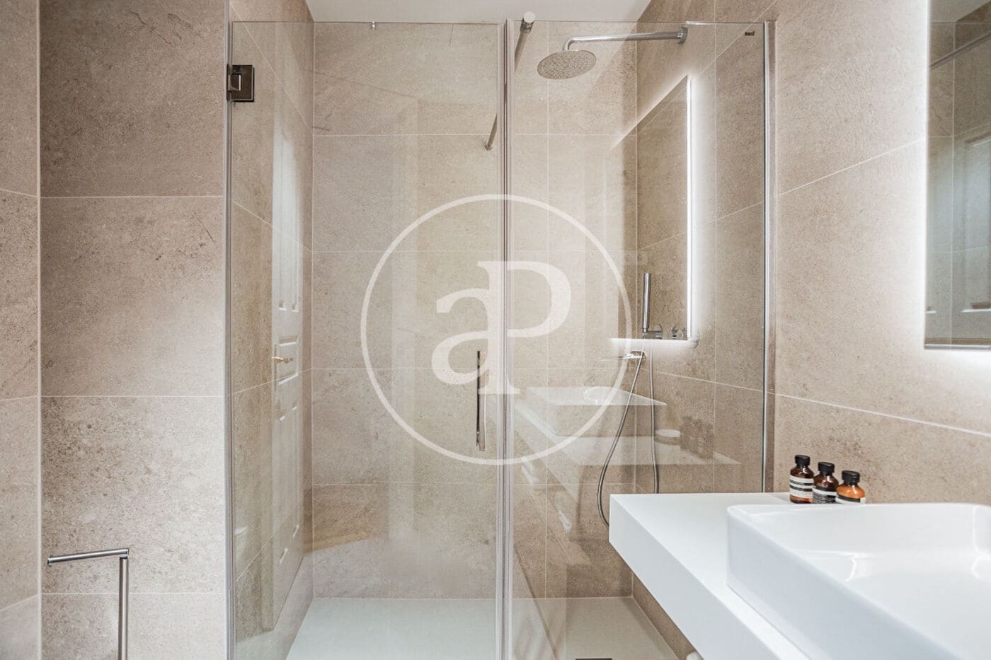 3 soverom Leilighet til leie i Madrid by - € 8 000 (Ref: 8726497)