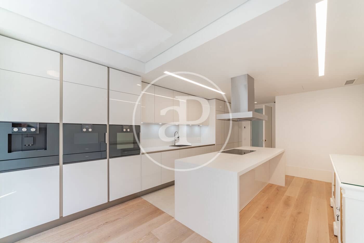 4 soveværelse Lejlighed til leje i Madrid by med swimmingpool - € 25.000 (Ref: 8726504)