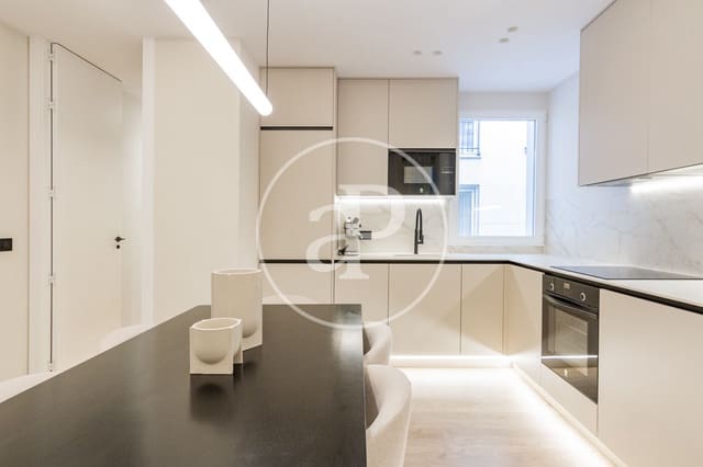 3 sovrum Lägenhet att hyra i Jerónimos, Madrid stad - 3 900 € (Ref: 8776432)