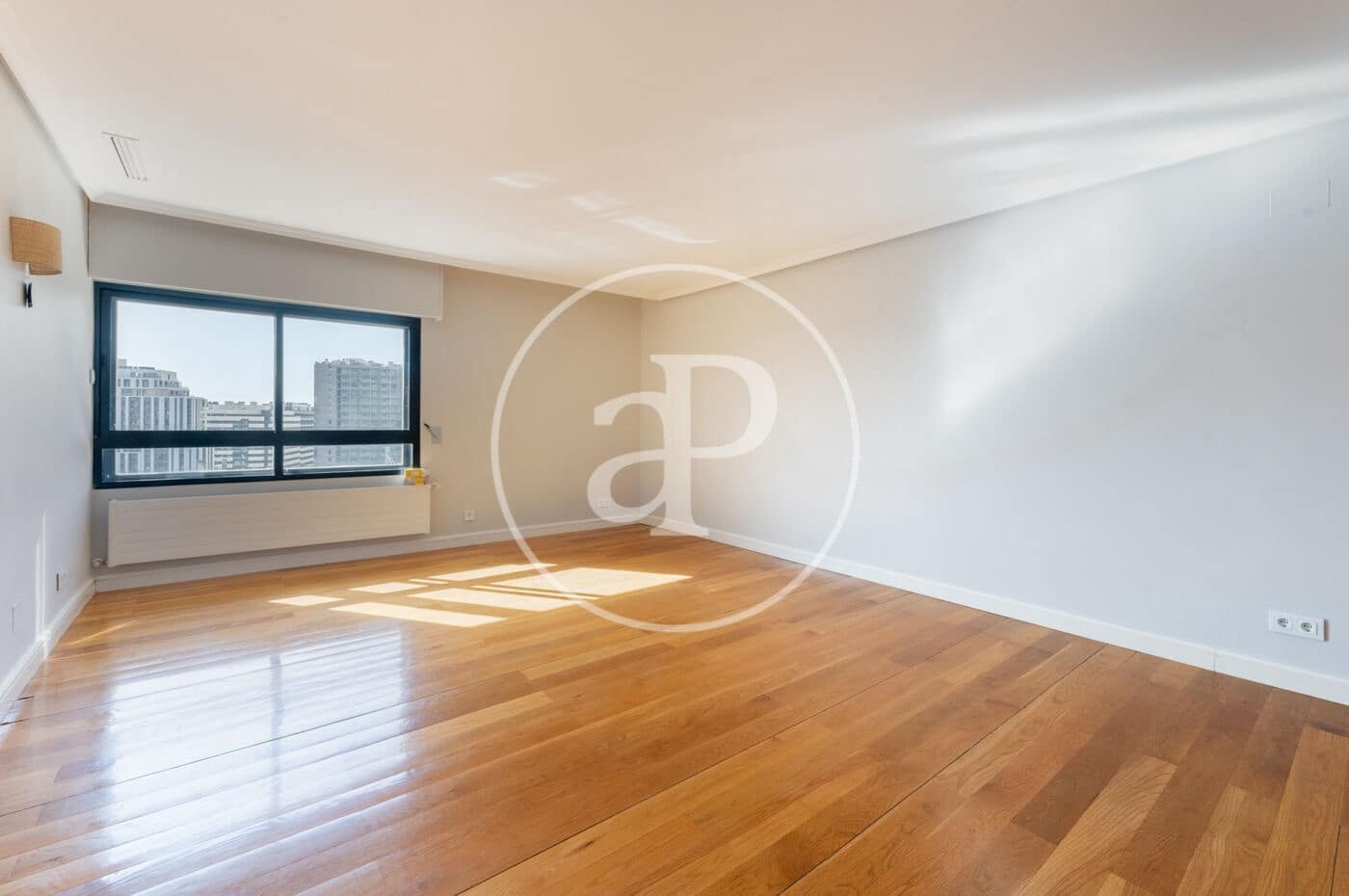 3 soveværelse Lejlighed til leje i Madrid by med garage - € 2.700 (Ref: 8778589)