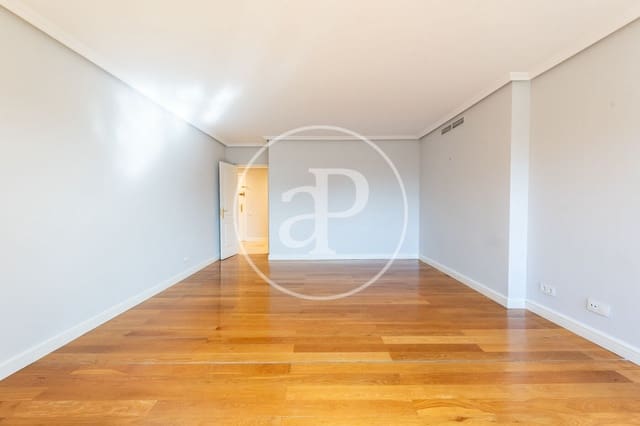 3 soveværelse Lejlighed til leje i Pacífico, Madrid by med garage - € 2.700 (Ref: 8778589)