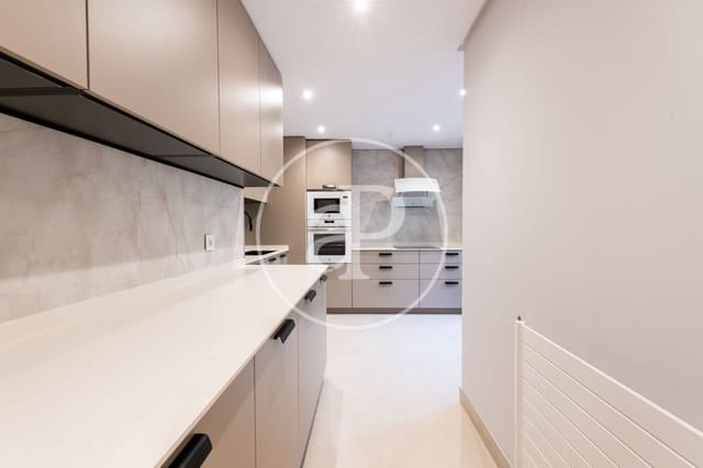 3 soveværelse Lejlighed til leje i Pacífico, Madrid by med garage - € 2.700 (Ref: 8778589)