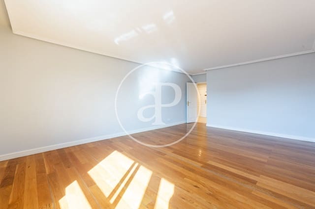 3 soveværelse Lejlighed til leje i Pacífico, Madrid by med garage - € 2.700 (Ref: 8778589)