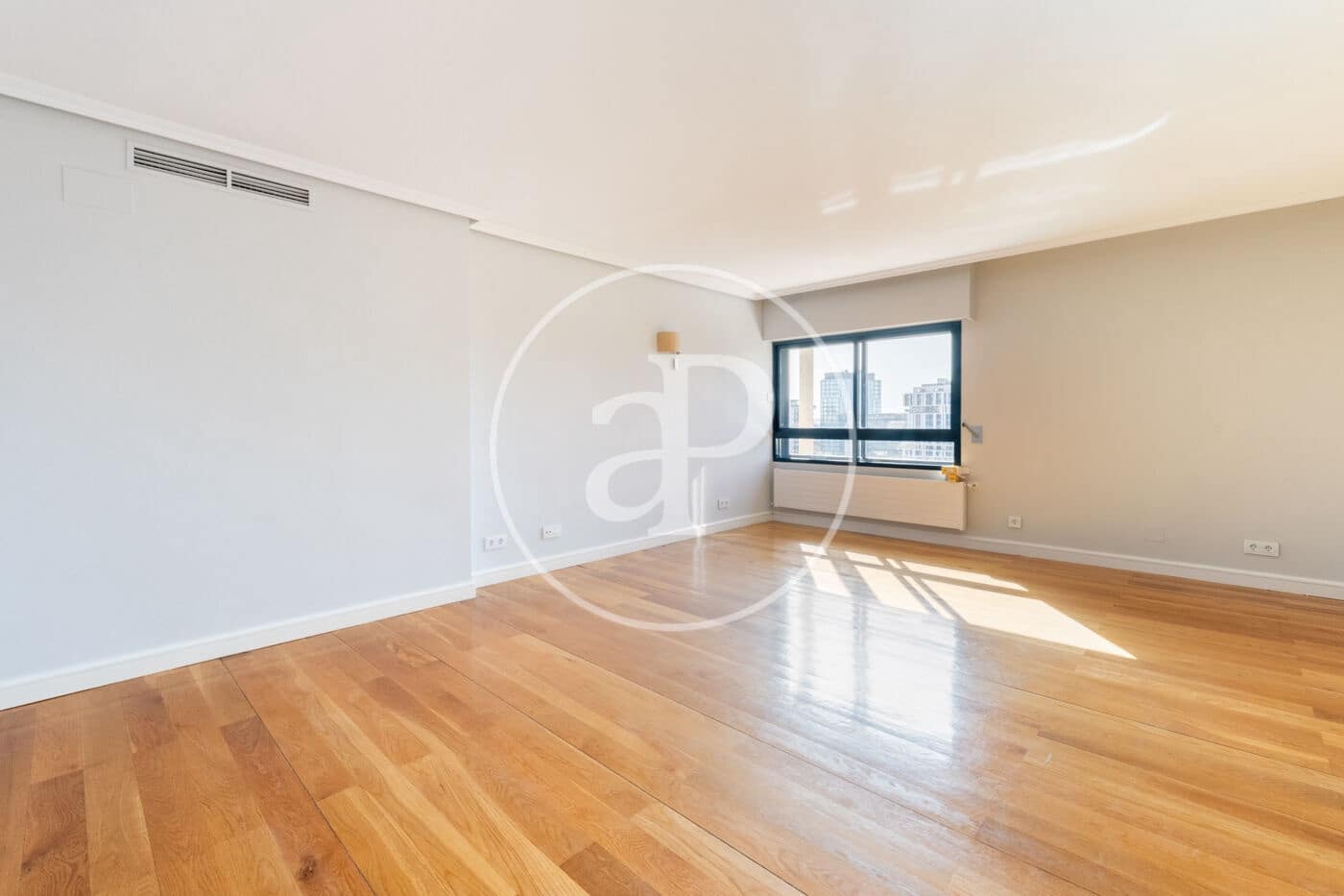 3 soveværelse Lejlighed til leje i Madrid by med garage - € 2.700 (Ref: 8778589)
