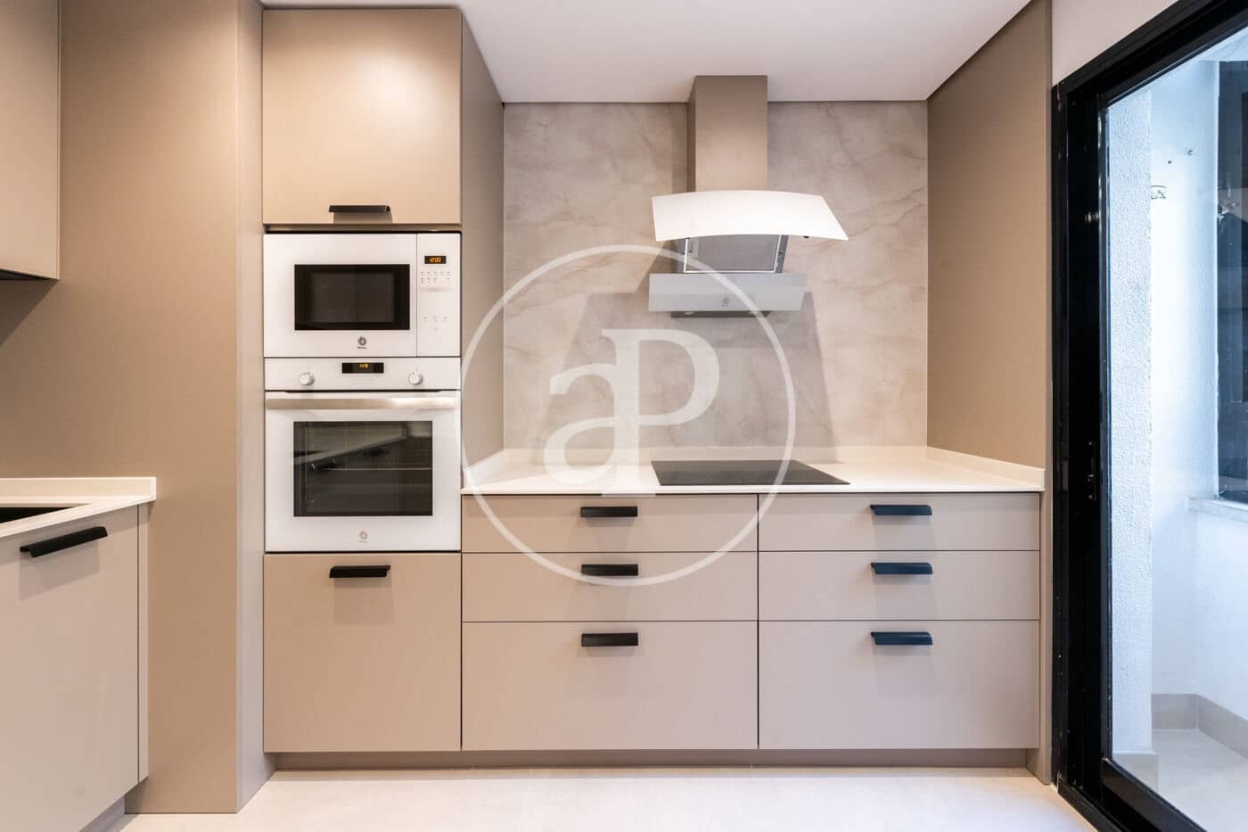 3 soveværelse Lejlighed til leje i Madrid by med garage - € 2.700 (Ref: 8778589)