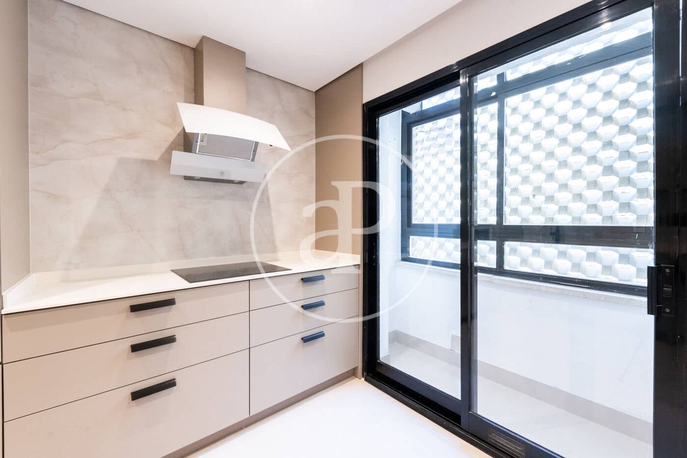 3 soveværelse Lejlighed til leje i Madrid by med garage - € 2.700 (Ref: 8778589)