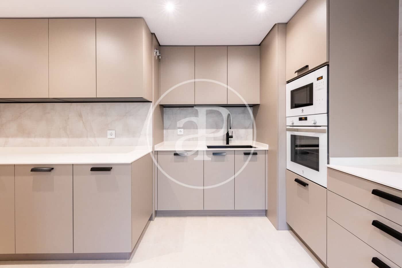 3 soveværelse Lejlighed til leje i Madrid by med garage - € 2.700 (Ref: 8778589)