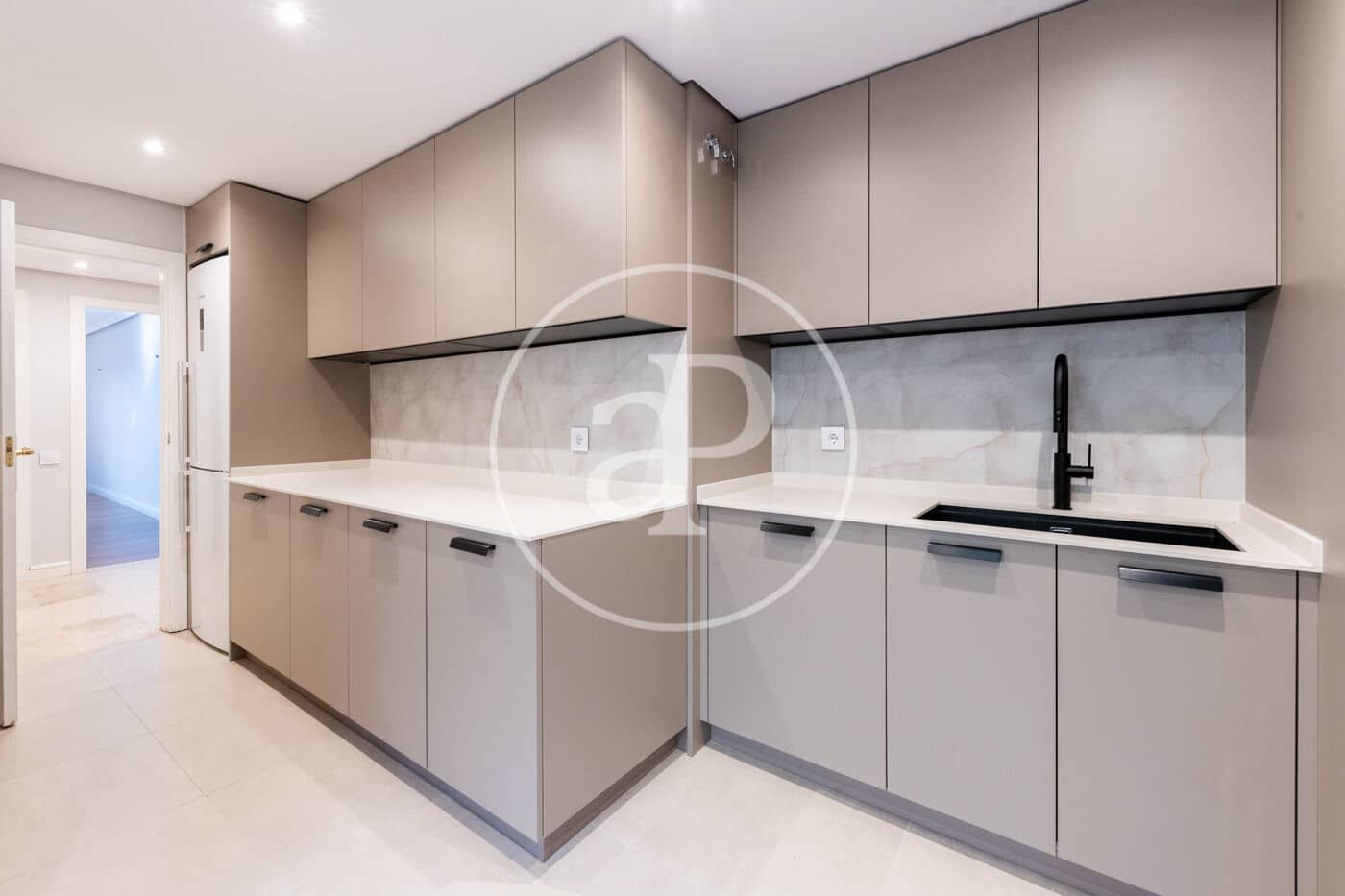 3 soveværelse Lejlighed til leje i Madrid by med garage - € 2.700 (Ref: 8778589)