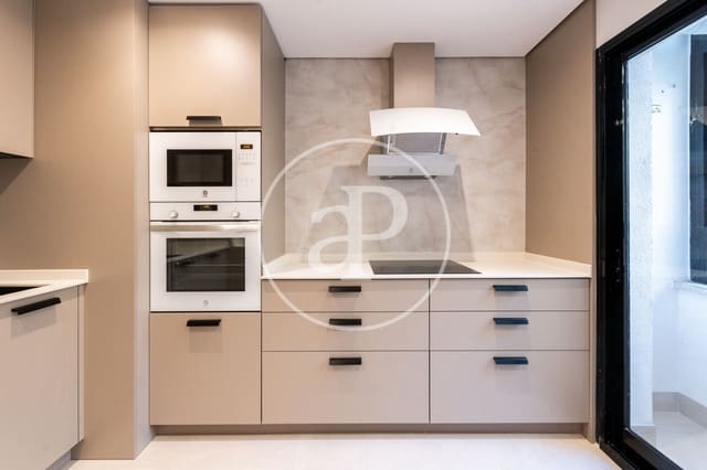 3 soveværelse Lejlighed til leje i Pacífico, Madrid by med garage - € 2.700 (Ref: 8778589)