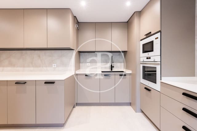 3 soveværelse Lejlighed til leje i Pacífico, Madrid by med garage - € 2.700 (Ref: 8778589)