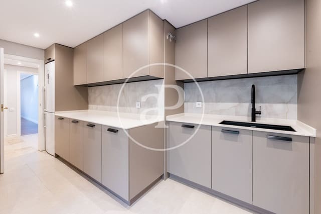 3 soveværelse Lejlighed til leje i Pacífico, Madrid by med garage - € 2.700 (Ref: 8778589)