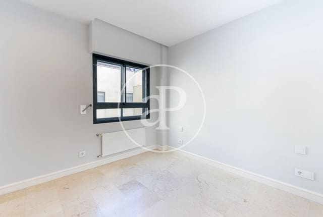 3 soveværelse Lejlighed til leje i Pacífico, Madrid by med garage - € 2.700 (Ref: 8778589)