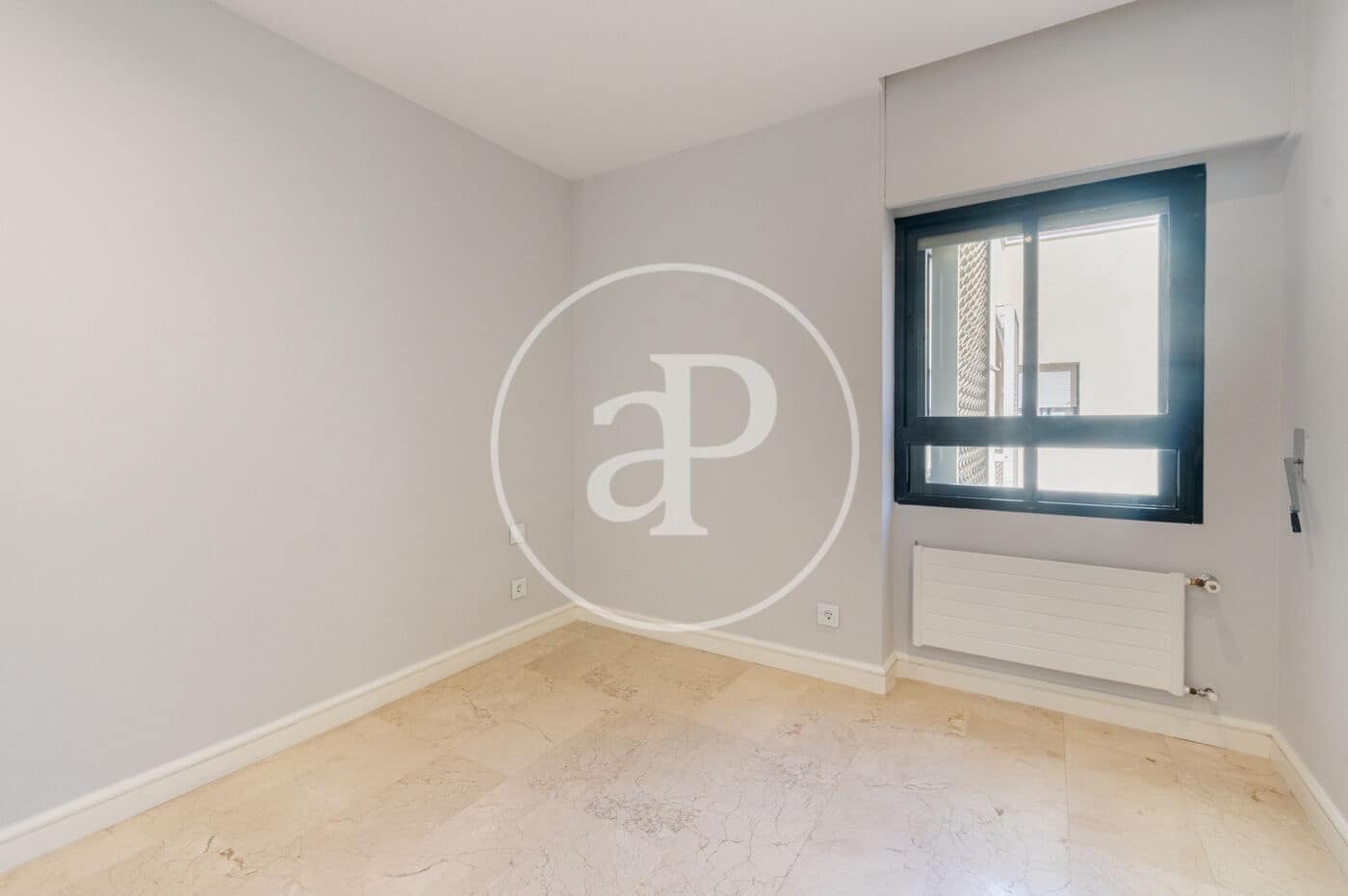 3 soveværelse Lejlighed til leje i Madrid by med garage - € 2.700 (Ref: 8778589)