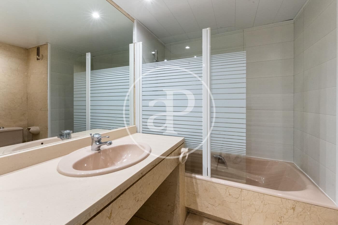 3 soveværelse Lejlighed til leje i Madrid by med garage - € 2.700 (Ref: 8778589)
